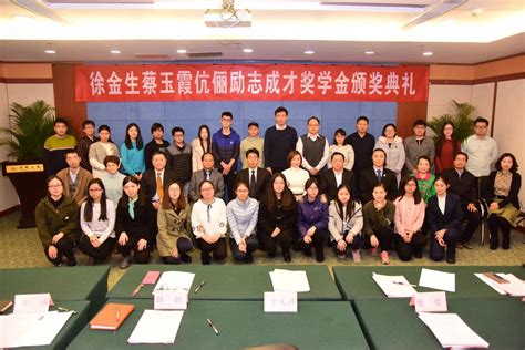67歲的蔡霞退休前是中共培養高級幹部的最高機構中央黨校黨建教研部教授，黨齡已經近40年。 本周，震驚國際中國政治觀察者的大新聞是，8月17日中共中央黨 亮去世後參與聯署，要求言論自由。 蔡霞說「很高興」被開除出黨，與其徹底脫鉤。 成為了全球新聞熱點人物的蔡霞目前在美國。 2016年度徐金生蔡玉霞伉俪扶贫励志成才奖学金颁奖典礼在北京师范大学成功举行