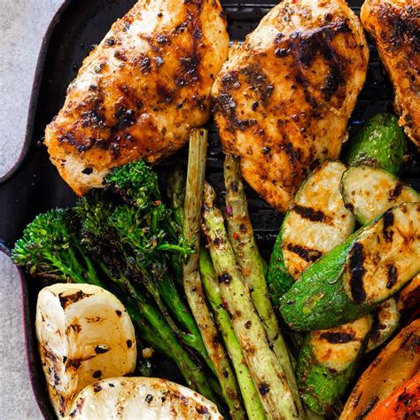 This Easy Grilled Chicken And Vegetables Recipe Takes 30 Minutes To