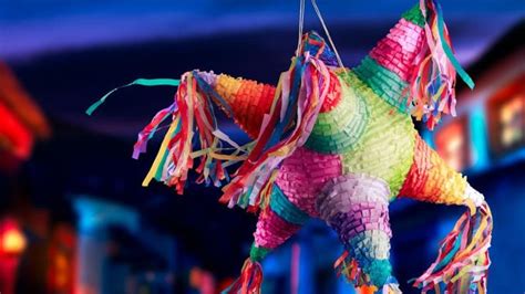 Posadas navideñas en México Cuál es el significado de las piñatas y