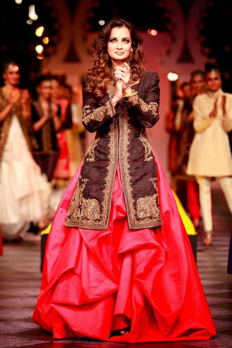 8 Types Of Bottom Wear For The Indian Bridal Outfits ... The average salary for a fashion designer is ₹ 18,599 per month in india.