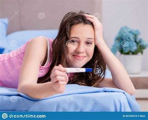 Mulher Descobrindo Seu Teste De Gravidez Positivo Foto De Stock Imagem De Positivo Matriz