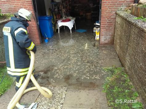Im rahmen einer vorsorgemaßnahme bin ich gezwungen einen sickerschacht mit einer pumpe zu ich habe einen schacht in dem sich das im keller anfallende wasser sammelt welches dann bis. Freiwillige Feuerwehr Klecken - TH - Wasser im Keller