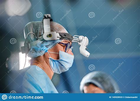 Foto Del Cirujano De Funcionamiento En El Cuarto De La Cirug A Cirujano En M Scara Y Vidrios Con