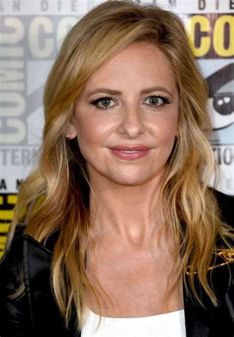 Sarah Michelle Gellar Looks Awesome In Leather Outfit At The 2022 Comic Con