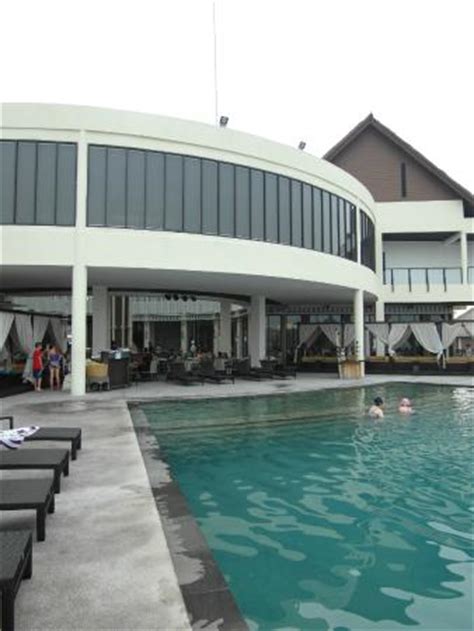 Looking for avani sepang goldcoast resort? Swimming Pool - Picture of AVANI Sepang Goldcoast Resort ...
