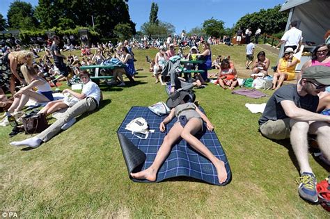 Wimbledon Spectators Wilt On The Hottest Day Of The Year Daily Mail