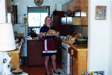 25 Intimate Photos Of Mom Working In The Kitchens In The 1970s Usstories Oldusstories