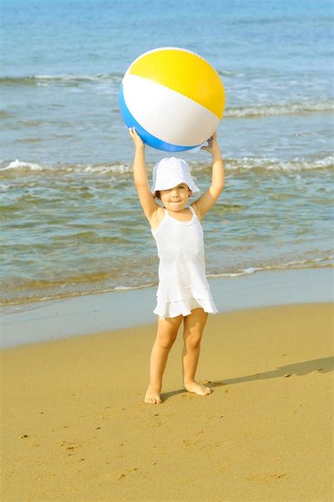Ragazza Del Bambino Che Gioca Con La Sua Palla Gonfiabile Alla Spiaggia Fotografia Stock