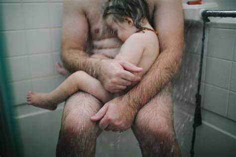 Cette Photo D Un Papa Et Son Fils Sous La Douche Fait Scandale Et