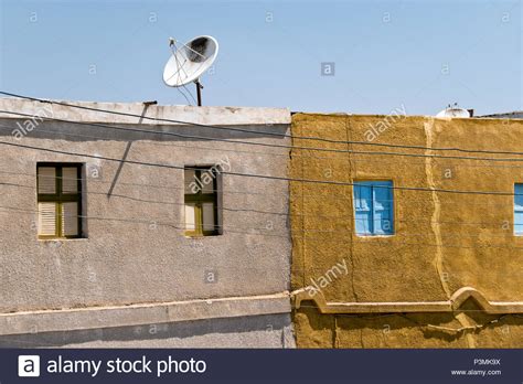 Bevor wir ihnen die wichtigsten fragen zum satempfang beantworten, möchten wir ihnen eine reihe hochwertiger satellitenschüsseln im. Tv Satellitenschüssel Stockfotos & Tv Satellitenschüssel ...