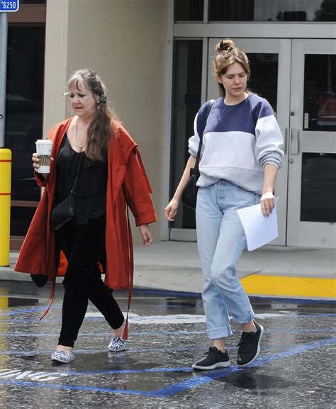 Elizabeth Olsen Out With Her Mother Jarnett In Los Angeles 05182019