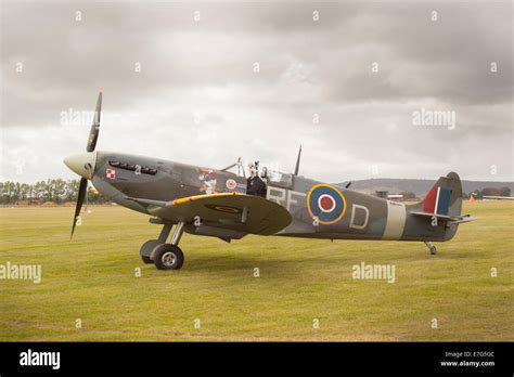 Spitfire Ww2 1940s World War Ii Royal Air Force Hi Res Stock