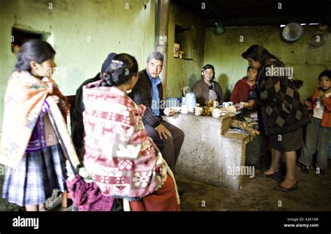 GUATEMALA CAPELLANIA Indígena extendida familia Maya Quiché desayunar alrededor de la estufa de