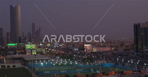 تصوير من أعلى لطريق الملك فهد في مدينة الرياض في المملكة العربية السعودية تصوير جوي لبرج على