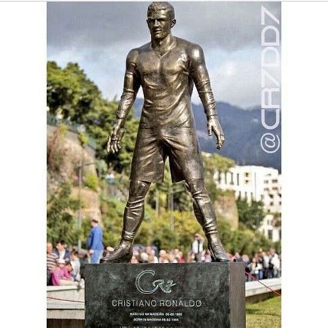 Bei einer statue darf man's ja: Cristiano Ronaldos CR7 statue, Madeira | Ronaldo statue