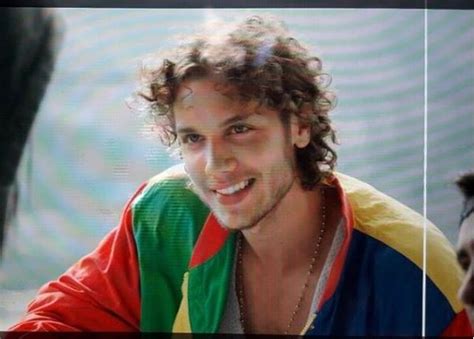 Charly empieza a brillar con las letras de yeimy, los jóvenes deciden hacer un ensayo y luego un evento en que dan a conocer la canción que yeimy compuso y que lo hará saltar a la fama. Conoce a Juan Manuel Restrepo, Erick en "La Reina del Flow"