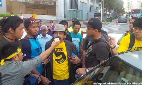 Kedua gambar diatas memperlihatkan ekspresi datar nicholas ketika ketika berada di dalam kereta. KEKACAUAN BERSIH!!! Hishamuddin Rais Ditangkap Dan ...