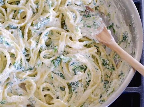 La pasta con la ricotta è un primo piatto dal gusto delicato. Easy Spinach Ricotta Pasta - Budget Bytes