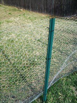 Chicken fence ideas, you who have chicken farms definitely want to make a chicken fence chicken fence for keeping out predators. Make a Cheap, Quick Chick Fence