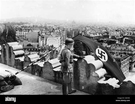 La Seconda Guerra Mondiale Le Truppe Tedesche In Marcia In Parigi 14061940 Foto Stock Alamy