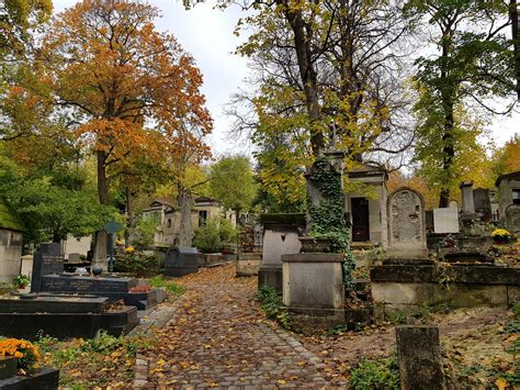 With more than 3.5 million visitors annually, it is the most visited necro. Père-Lachaise