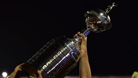 وأفاد الاتحاد في بيان ان كوبا ليبرتادوريس، الموازية لمسابقة دوري الأبطال في أوروبا، ستعاود نشاطها اعتبارا من 15 أيلول/سبتمبر، على ان تستكمل المسابقة القارية الثانية. "الكونميبول" يتمسك باستضافة تشيلي لنهائي ليبرتادوريس رغم ...