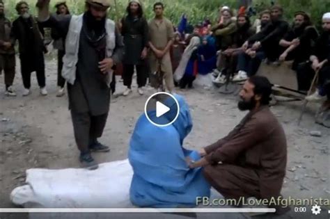 Le tchadri , mot persan et synonyme de burqa, ne couvre pas le bas du pantalon des femmes et il est adapté pour que les femmes puissent sortir leurs bras pour. Afghanistan, le frustate alle donne in burqa. Avevano ...