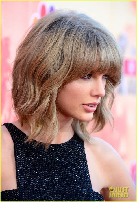 Taylor Swift Looks Picture Perfect At The Iheartradio Music Awards 2015
