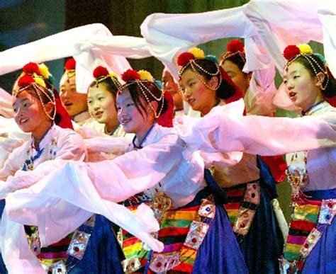 チベット民族舞踊のディナーショーラサ観光スポットラサ見所案内 ふれあい中国