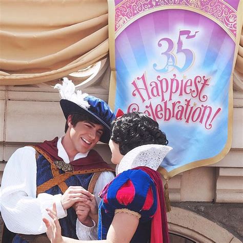 Pin By 2trh2 On Snow White Face Characters Disney Couples Face