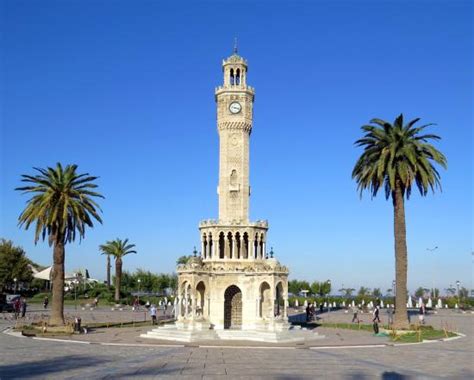 İzmir, often spelled izmir in english, is a metropolitan city in the western extremity of anatolia. Centrum van Izmir - Reizigersbeoordelingen - Konak Square ...