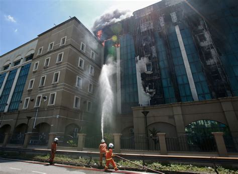 Bangunan KWSP Petaling Jaya terbakar | Foto | Berita Harian