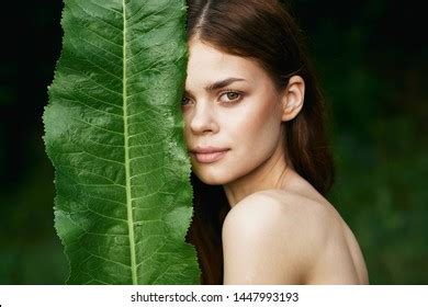 Woman Green Leaf Glamor Nude Shoulders Foto Stock Shutterstock