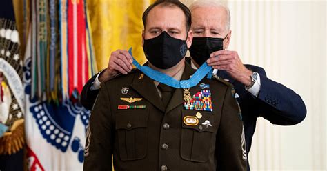 Biden Honors Three Us Soldiers With Nations Top Military Award The New York Times