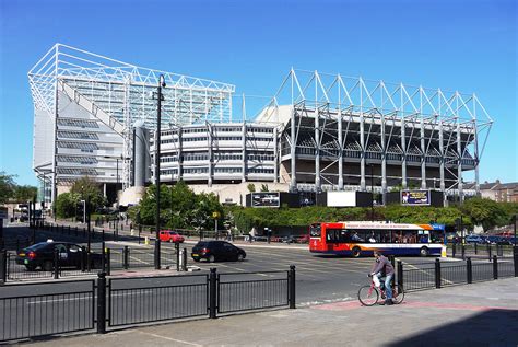 Het stadion biedt tegenwoordig plaats aan 52,354 toeschouwers. St. James' Park: Das Stadion von Newcastle United ...
