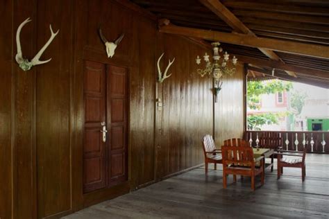Rumah adat lampung dikenal dengan nama nuwo sesat yang digunakan sebagai tempat pertemuan bagi masyarakat suku lampung. Nuwo Sesat Balai Agung Rumah Pertemuan Adat Khas Lampung ...