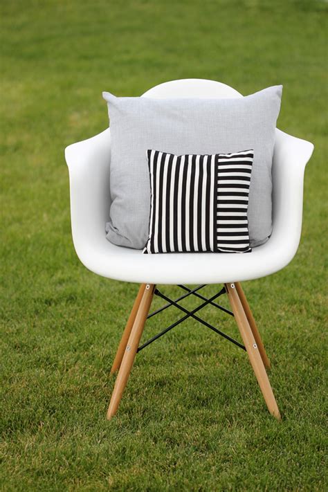 Put your zipper right on one side of the fabric and make sure it's aligned to the cloth. Zippered Pillow Tutorial - Two Ways