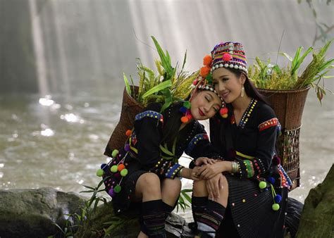hmong-hill-tribe-people-dressed-in-costumes,-a-beautiful-city-in-laos