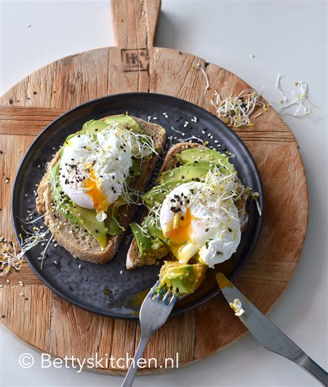 Avocado op brood met ei Recept
