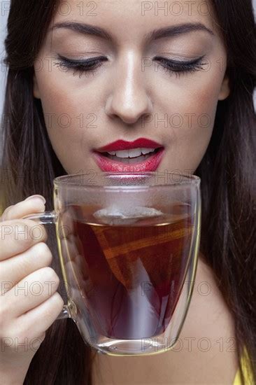 Woman Drinking Tea Photographe Rtimages Photo12 Tetra Images