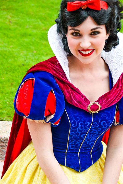 Princess Snow White At The Disney Theme Parks Disney Face Characters