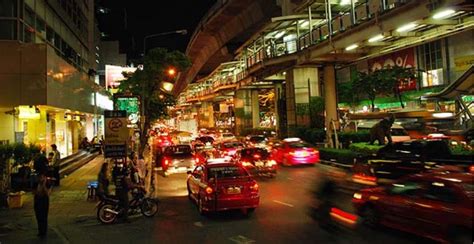 Kehidupan malam di thailand ngeri thailand yang memiliki pemandangan malam dan aktivitasnya yang semarak dan menarik. WAKORANews: Inilah Kehidupan Malam di Ibukota Thailand