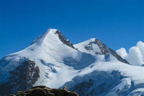 Il Lisconato Di Ghiacciaio Alpino A Monte Rosa Range Immagine Stock