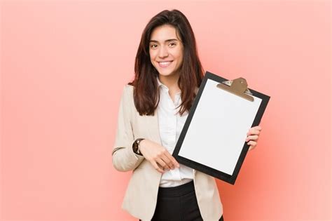 Premium Photo Young Caucasian Woman Holding A Clipboard