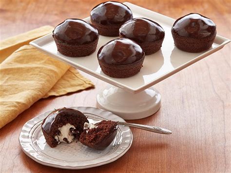 The pioneer woman is nationally known, with popular recipes, a food network show, and branded merchandise at walmart. Heavenly Creme Filled Cupcakes Recipe | Ree Drummond ...