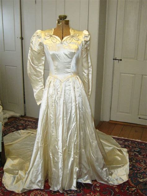 Get the best deals on satin vintage wedding dresses & veils for women. Autumn Sale 1940s Satin Wedding Dress Gown with Long Train ...