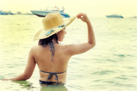Muchacha Hermosa En Sombrero De Paja Y Gafas De Sol Que Disfruta De La Libertad En Una Playa Del