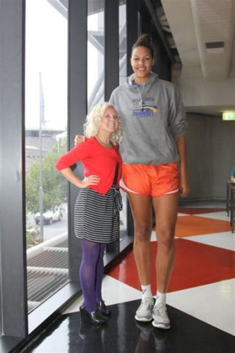 Extremely Tall Women If You Are In To That Kind Of Thing 34 Pictures Funny Pictures
