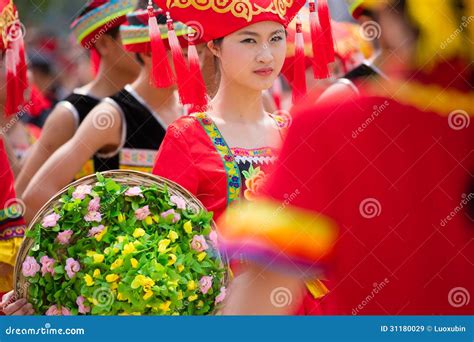 Fille De Danse Chinoise Dans Le Festival Ethnique De Zhuang Image Stock