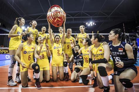 Jun 19, 2021 · 6月18日晚，2021年世界女排联赛循环赛第13轮比赛在意大利里米尼打响，中国女排迎战俄罗斯女排，最终中国队以25:18，25:23，25:16，大比分3:0完胜. 花絮|赛后合影自由人插队副攻组 郎导惊讶1人长高_排球_新浪竞技风暴_新浪网